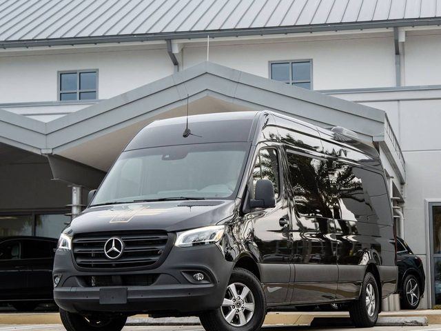 Mercedes-Benz — ілюстрація процесу обшивки фургона